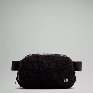Lululemon Everywhere Fleece Belt Bag 🖤 Black/Gold